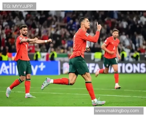 球迷疯狂冲入场内抢C罗球衣引发热议的欧冠奇观